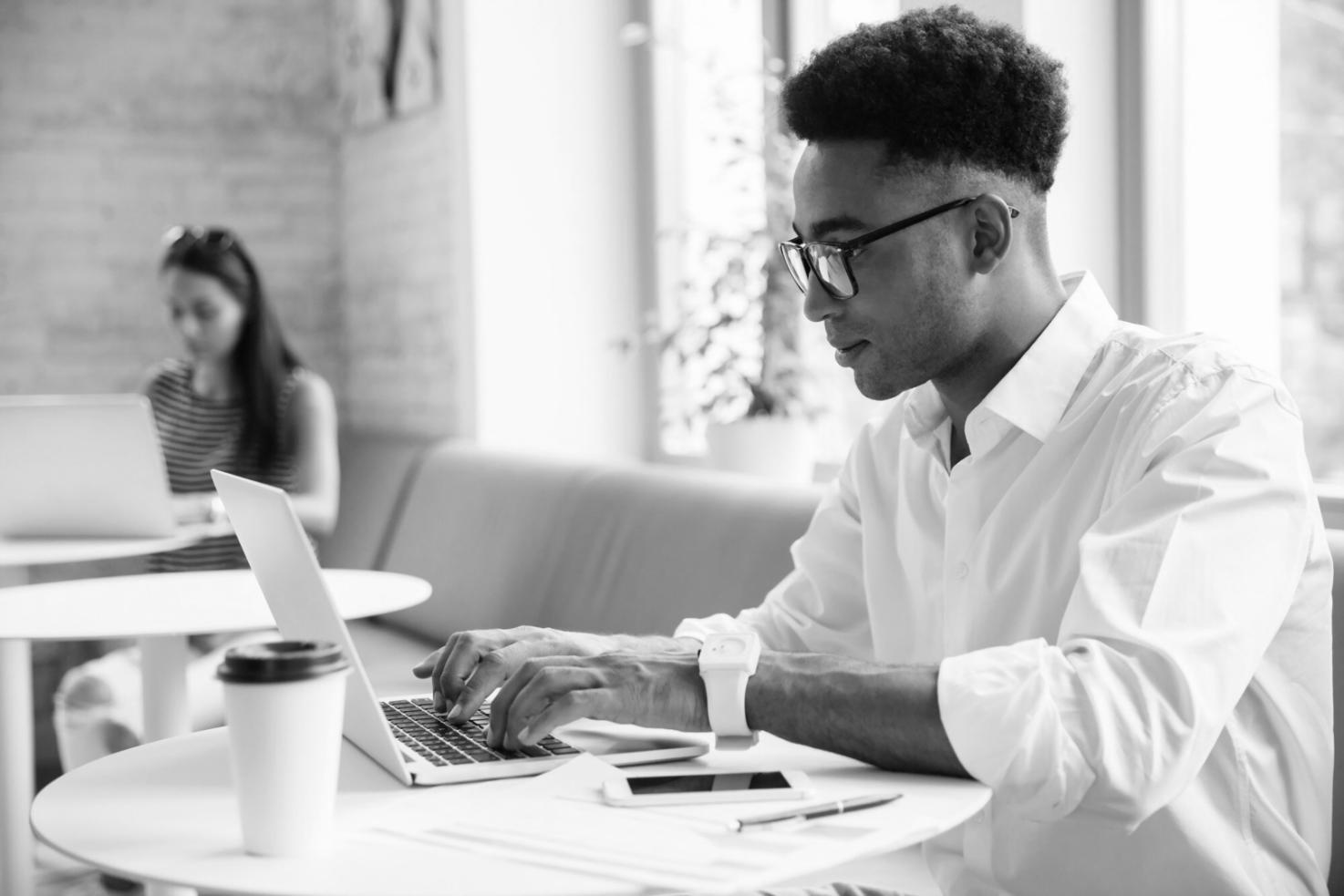 Studente che lavora al computer su progetti di design
