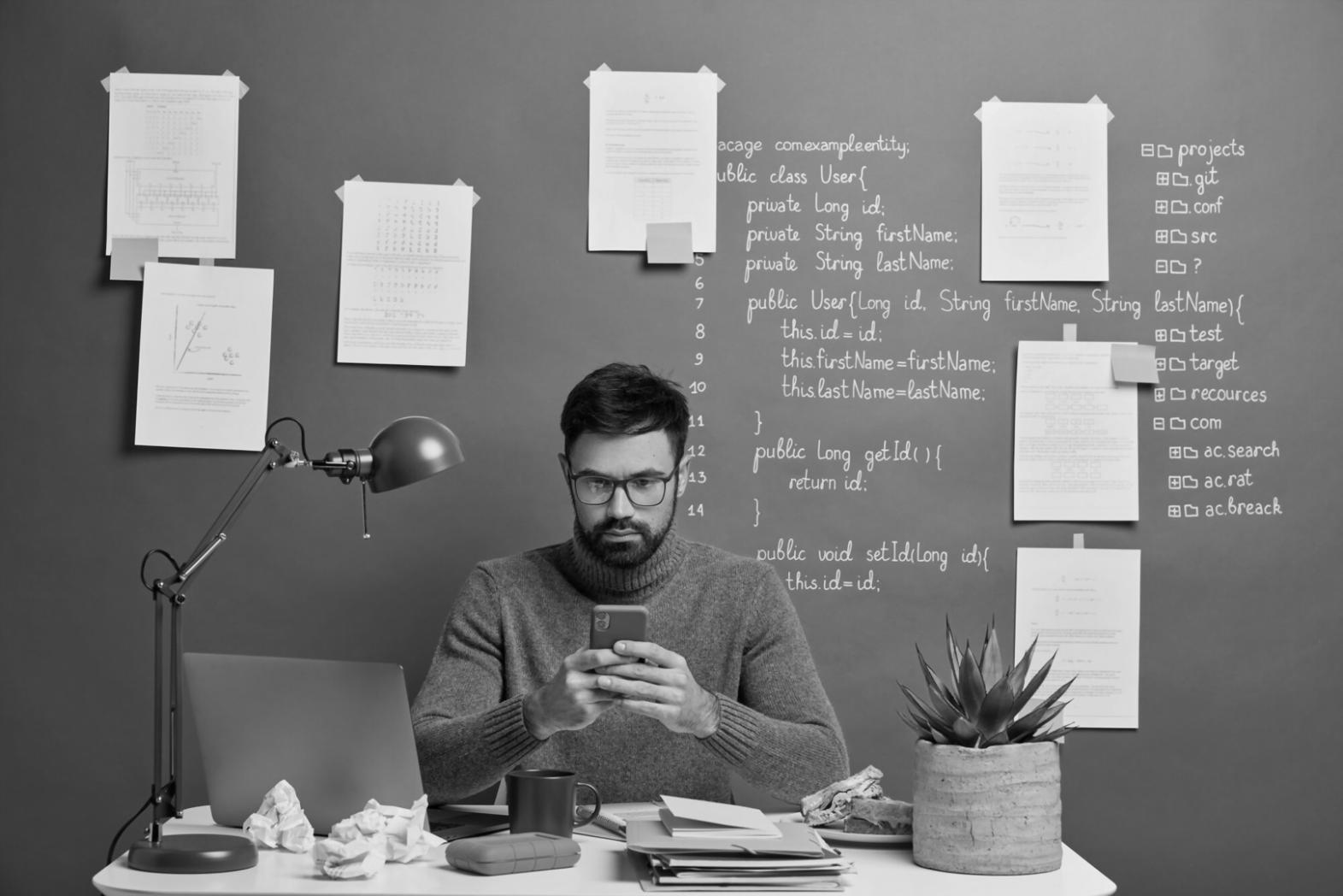 Workspace creativo con progetti di design in sviluppo